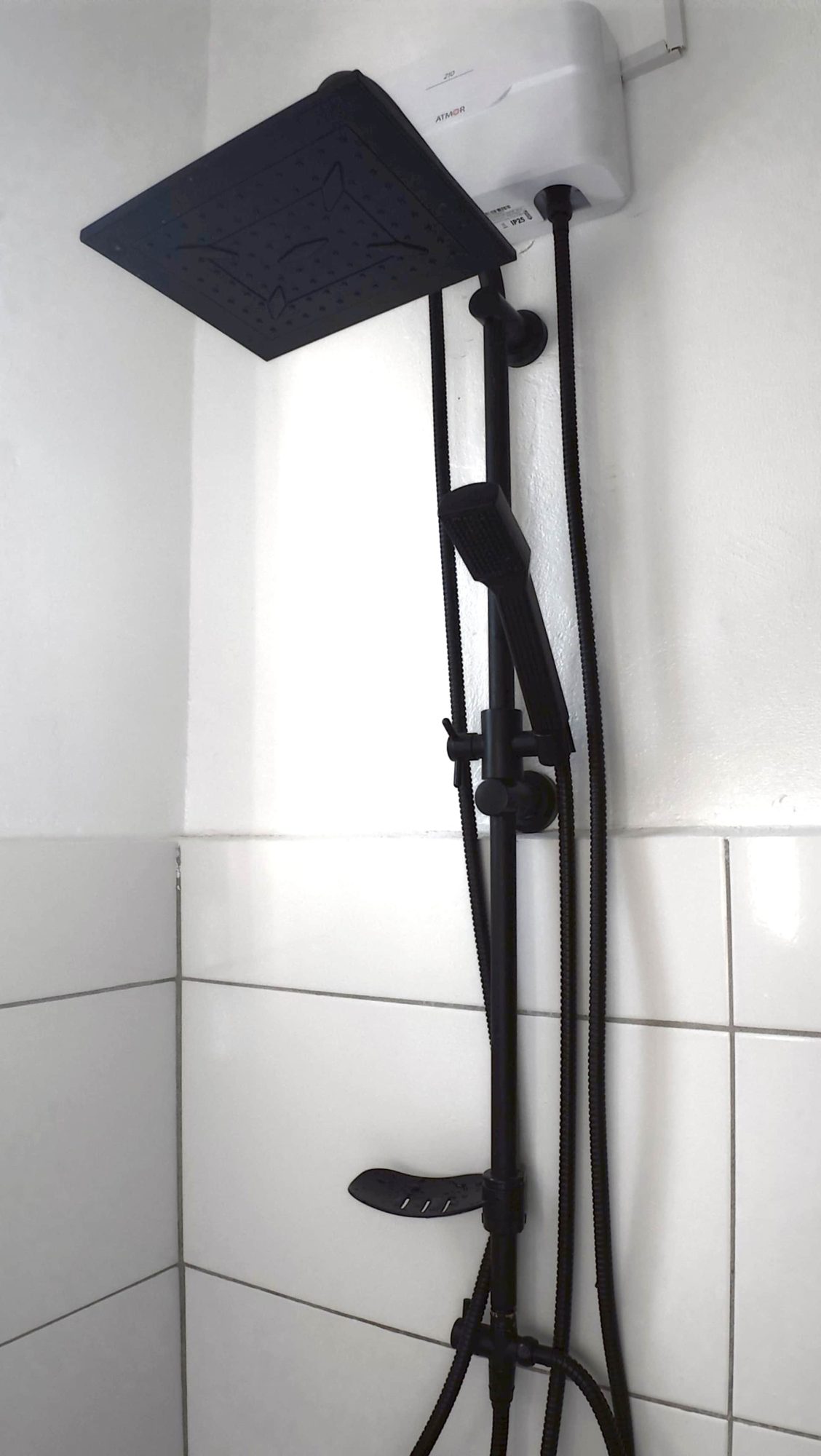 Zwarte regendouche met handdouche