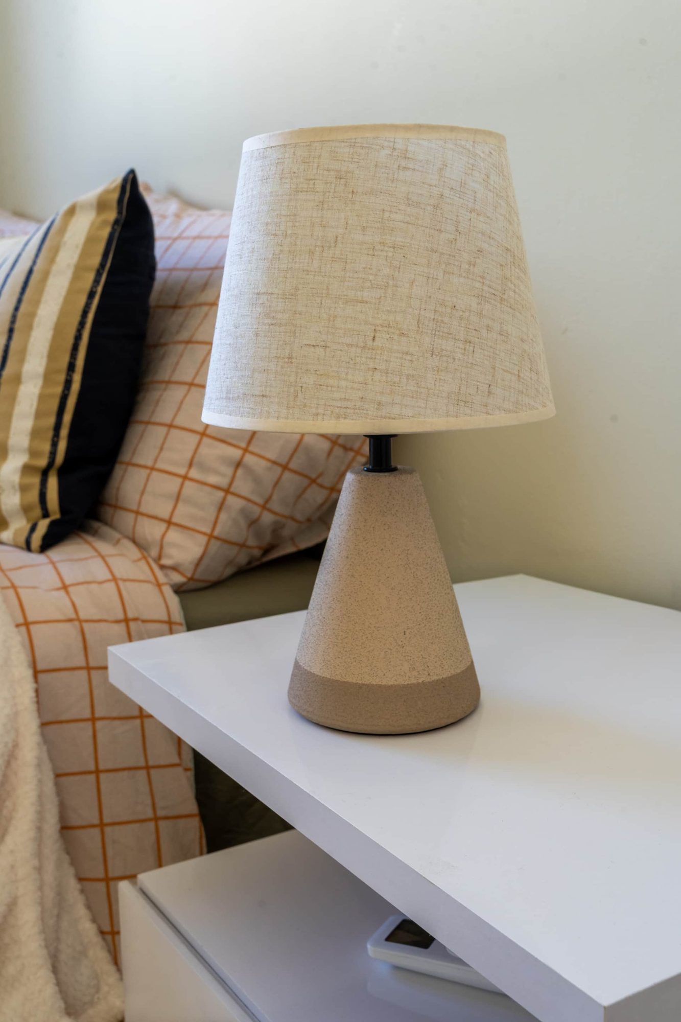 Nachtkastje met lamp
