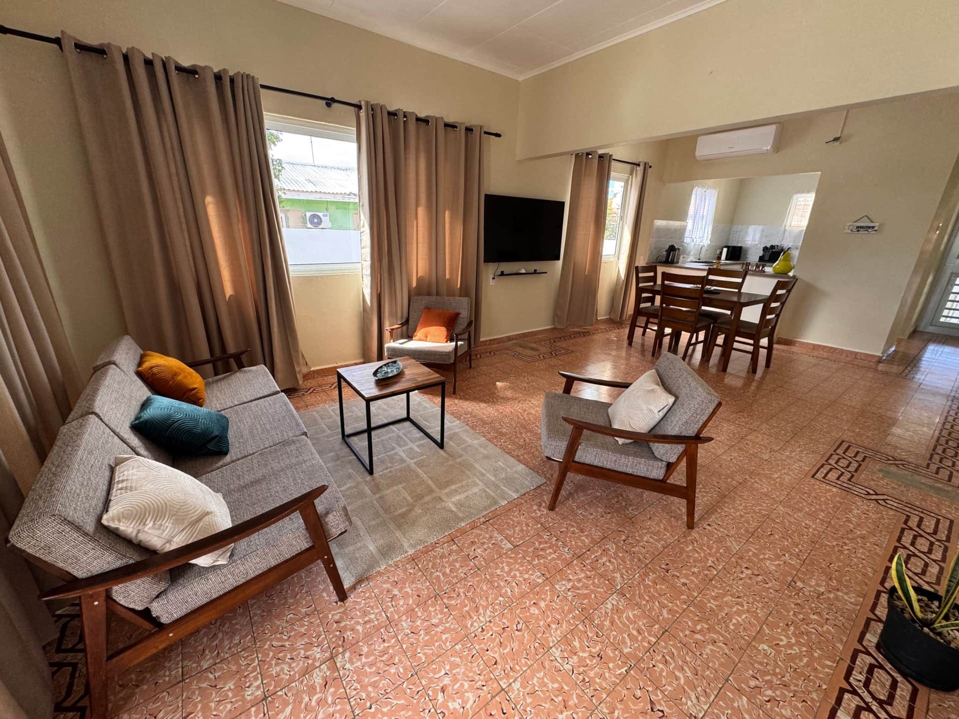 Woonkamer van Casa Trini met bank, fauteuils, tv en eethoek